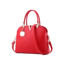 악어패턴으로 고급미 살린 브이 핸드백