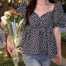 [랜덤플레이] 하트넥 셔링 플라워 프릴 블라우스