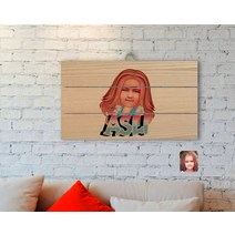 정통 목조 팔레트 테이블의 여성 아이 캐리커처입니다