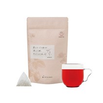 린으로 빛나는 여성의 딸기와 장미 차