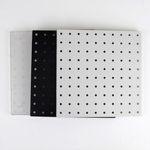 SOCEAN 도구 소품 걸이 벽부착 타공판 페그보드 -투명외 고리 꽂이 보드 케이스 홀 키친 행거 벽면 인테리어 수납장 작업대 벽걸이 공구함 쥬얼리 타공 진열대 월스페이스 진열장 붓 걸이 연필꽂이 서예 수공예 학원 구멍 뚫린 수납판, 흰색