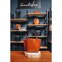 [쿼티디안]이태리 베지터블 가죽 디자인 세로 스트라이프 분할 토트백