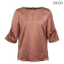 데코 프리미엄 어반 라운드넥 블라우스 DCBAA2304W-BZ