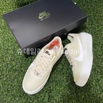 슈데일리 우먼스 나이키 에어포스1 플랫폼 파슬 앤 화이트