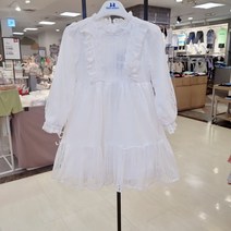 쁘띠앙팡 산본점 #봄 가을 초특가세일# 러블리한 레이스 패턴에 안감 면소재로 편안하고 사랑스럽게입는 에리원피스에요^^ 고급스런 소재감에 터치감좋은 깔끔한 화이트원피스