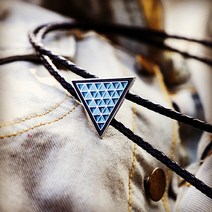 삼각형 투톤 기하학무늬 팬더트 볼로 넥타이 남성 패션 악세서리 타이슬링