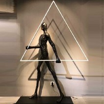 현대 미니멀리스트 디자이너 거실 플로어 램프 ins 바람 침실 룸 북유럽 럭셔리 디자인 장식 플로어 램프, F형 삼각형 트럼펫 길이 98cm 높이 151cm