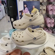 [에스마켓] CROCS 크록스 여성 굽있는 크록스 클래식 플랫폼 클로그 여성 샌들 베이지 206750-2Y2