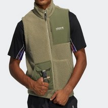 [아디다스] 아카이브의 아웃도어 디자인에서 영감을 얻어 견고한 립스톱 오버레이와 부드러운 플리스 소재 어드벤쳐 셔파 베스트 (HC0381)