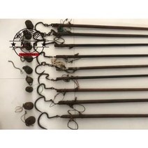 빈티지 앤틱소품 골동품 옛날 물건이라고 하는 큰 나무막대는 골동품이라 하고옛날 물건들을 물건으로 수집하는 오래된 저울추 민속 장식품이, 02 6070센티