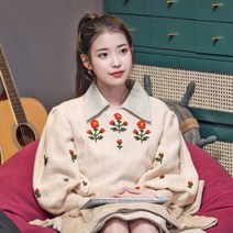 아이유 화이트 스웨터 꽃 자수 긴팔 니트