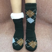 겨울 발 따뜻한 유물 발과 따뜻한 발을 덮는 따뜻한 양말로 잠자는 침대