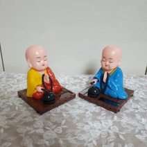 시떼몰 태양열 목탁치는 아기 동자승 스님 인형 장식품 소품 차량부착가능 부처님 오신날 선물, 빨강 동자승