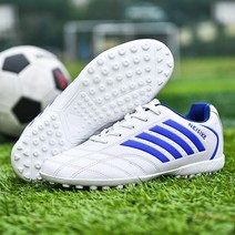 운동화를 훈련시키기 위해 회의 밖에서 손톱이 부러진 축구화