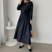 먼데이홀릭 입술넥 태슬장식 셔링 A라인 원피스