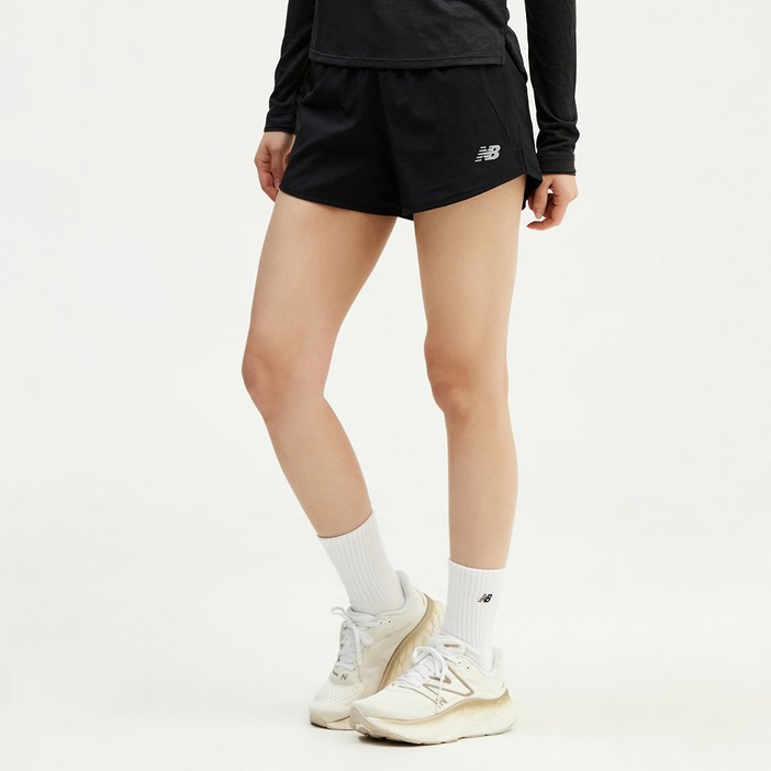 뉴발란스 여성용 에센셜 러닝 STANDARD FIT 3부 숏 팬츠 WS41226