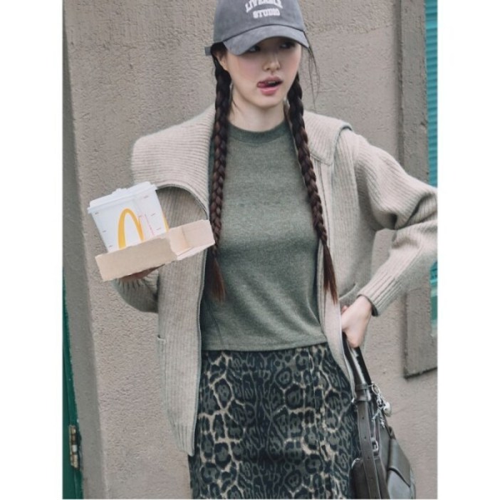 에잇세컨즈 긴팔 레터링 다잉 티셔츠  카키 354X41KQDH