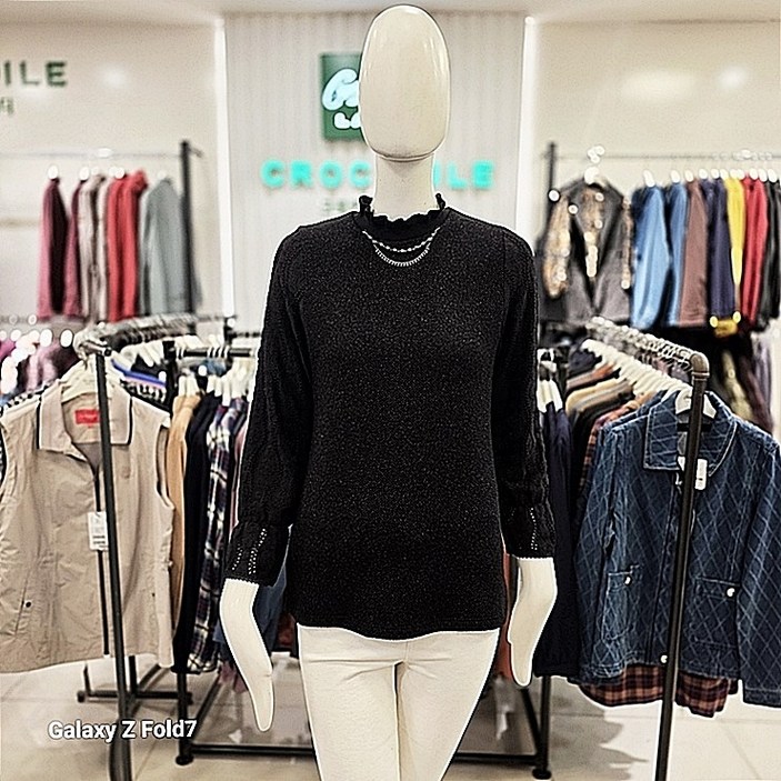 크로커다일레이디 예쁘고 깔끔한 주름 프릴넥 장식 포인트 레이온 혼방 블라우스형 긴소매 블랙 티셔츠