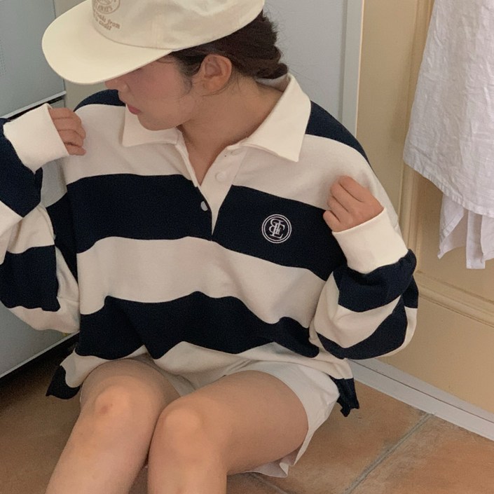 럽스 오블 스트라이프 자수 카라 맨투맨 티셔츠