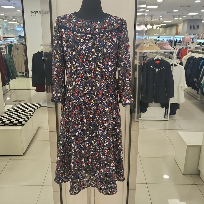 크로커다일레이디 부평점 누 프린트 레이스 원단으로 슬림한 허리에 A라인 원피스 입니다. 포인트로 착장하기 좋은 아이템입니다.