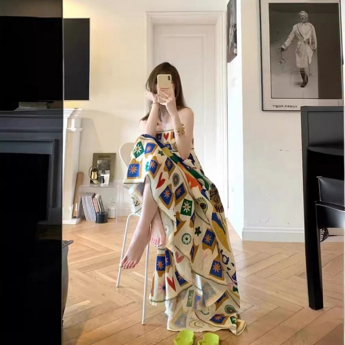 패턴의 매력으로 완성하는 여름 휴양룩, 원피스로 쉽고 스타일리시하게