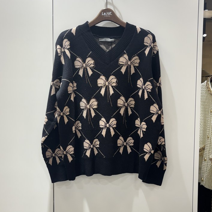 르니앤맥코이 큐빅 리본 V넥 니트티셔츠 MM12KN074FJY NC부산대점