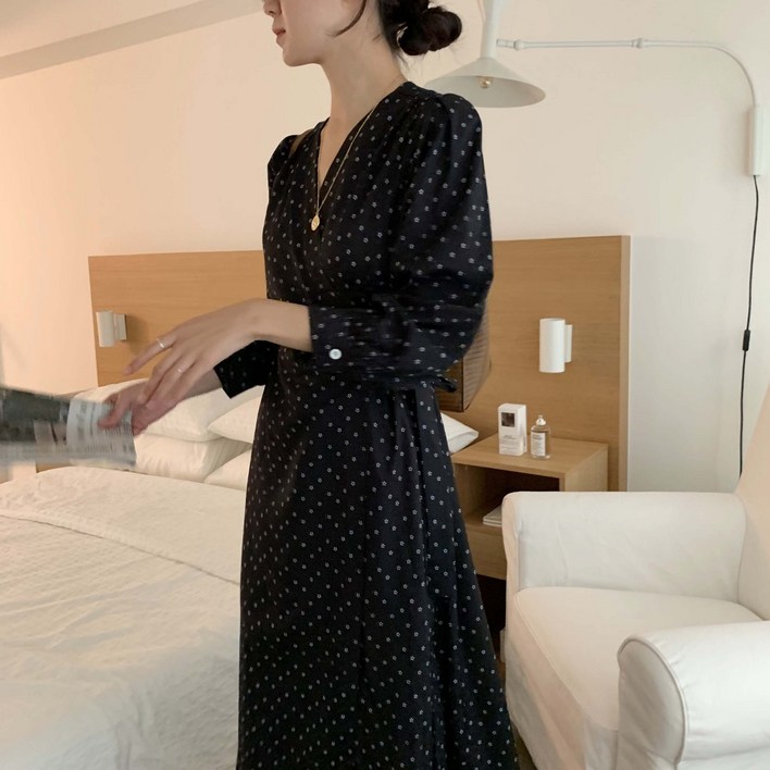 루어스룸 웨스턴 도트 가을 플라워 나염 브이넥 소매 볼륨 셔링 간절기 긴팔 랩 원피스블랙