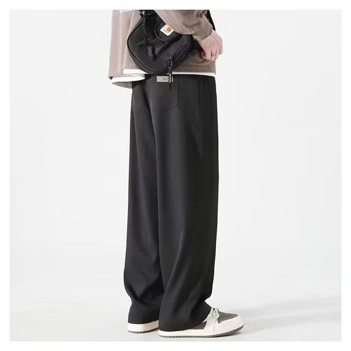 여름 얇은 캐주얼 와이드 팬츠 남자 일자 박시 트렌드 슬리퍼바닥이 긴 바지에 잘 어울린다.