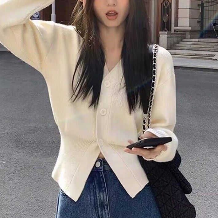라라홀리 프렌치 브이넥 밑단 트임 슬림핏 긴팔 니트 가디건 라라홀리 프렌치 브이넥 밑단 트임 슬림핏 긴팔 니트 가디건