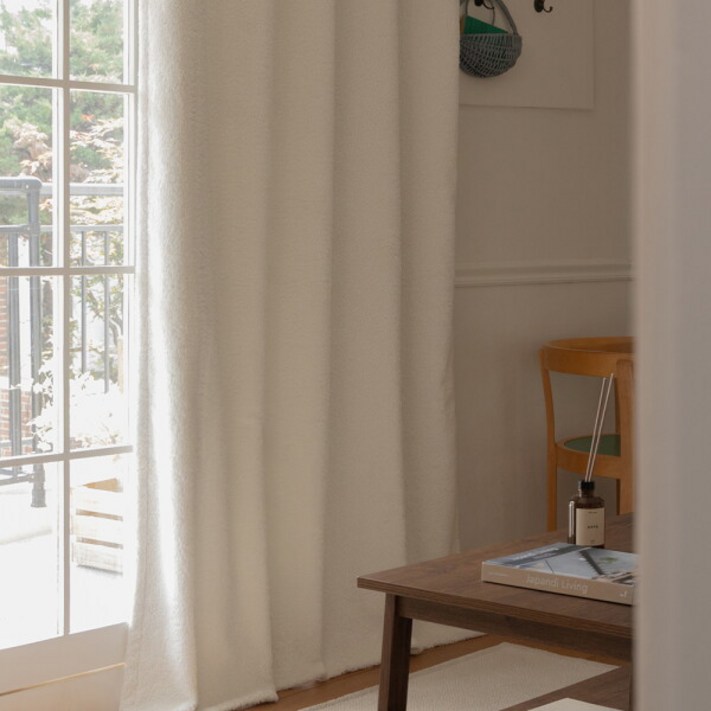 쉬즈홈 밀크솝 양털 방한 방풍 암막 아일렛 중형커튼