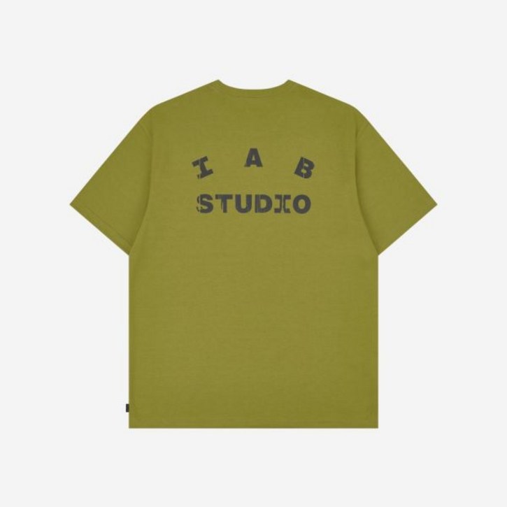 IAB Studio 아이앱 스튜디오 x D.P. 티셔츠 올리브 그린